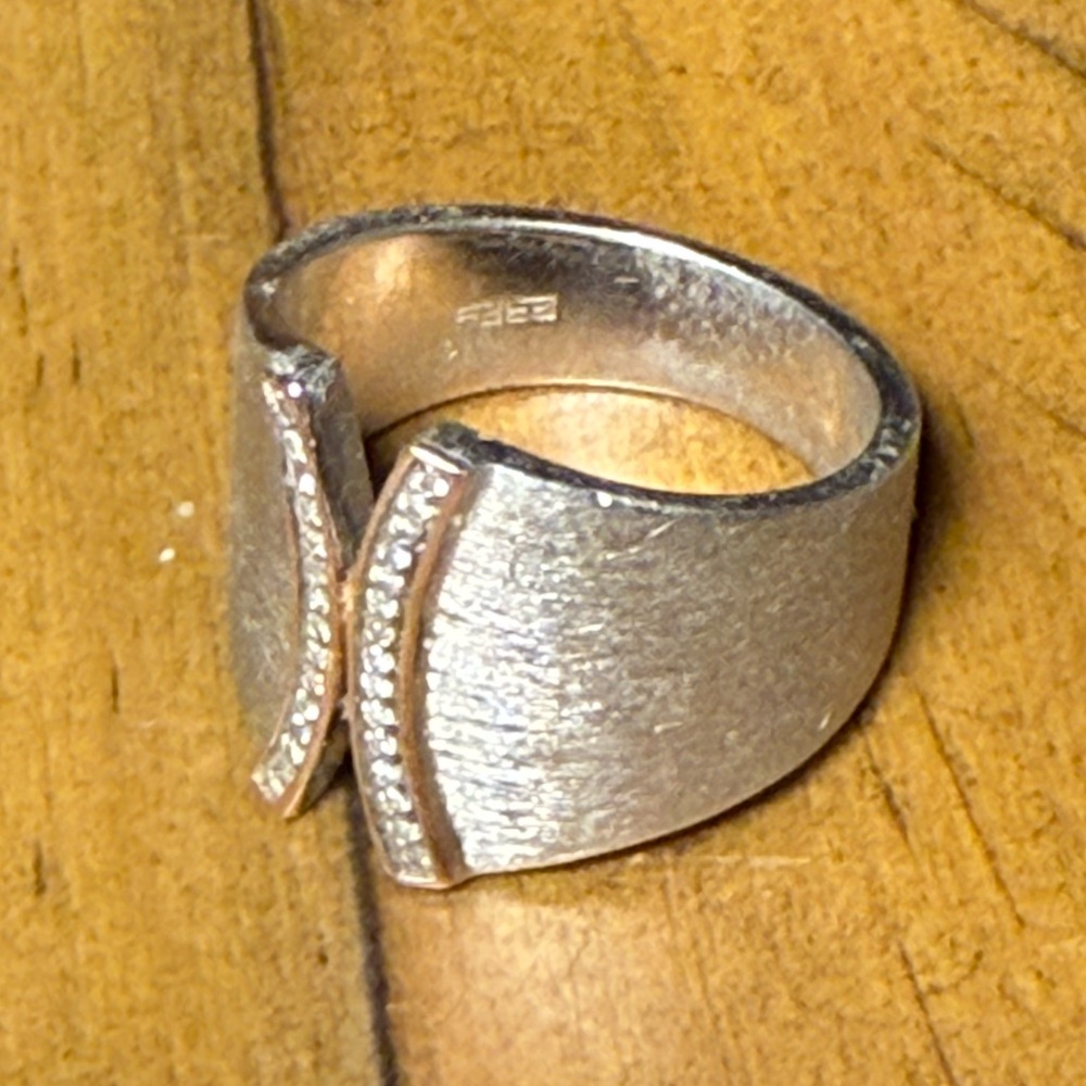 Elegant Silver and Rose Gold Women's Ring - Picture 6 of 7